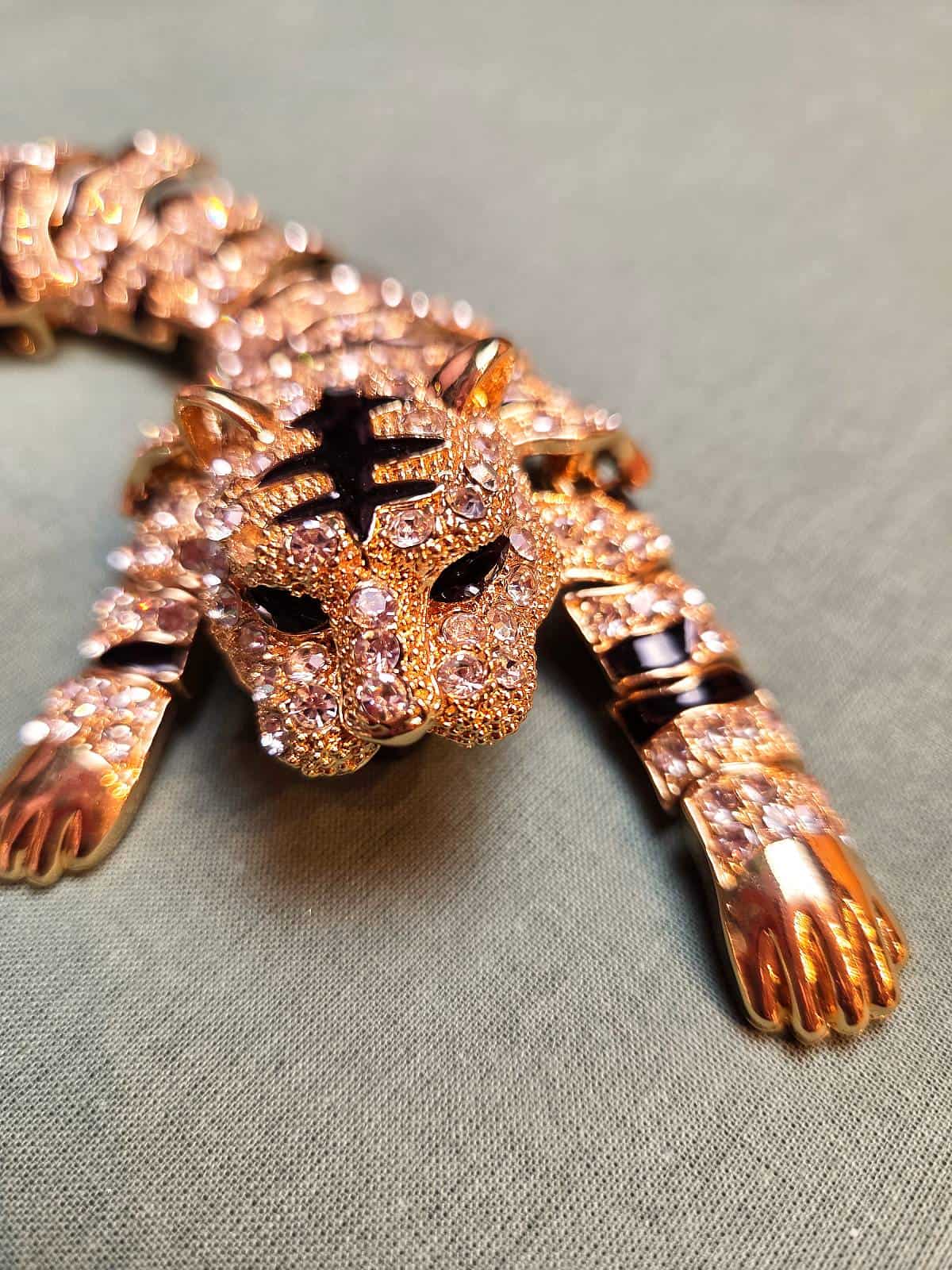 Tiger skulderbroche guld - detaljer 1