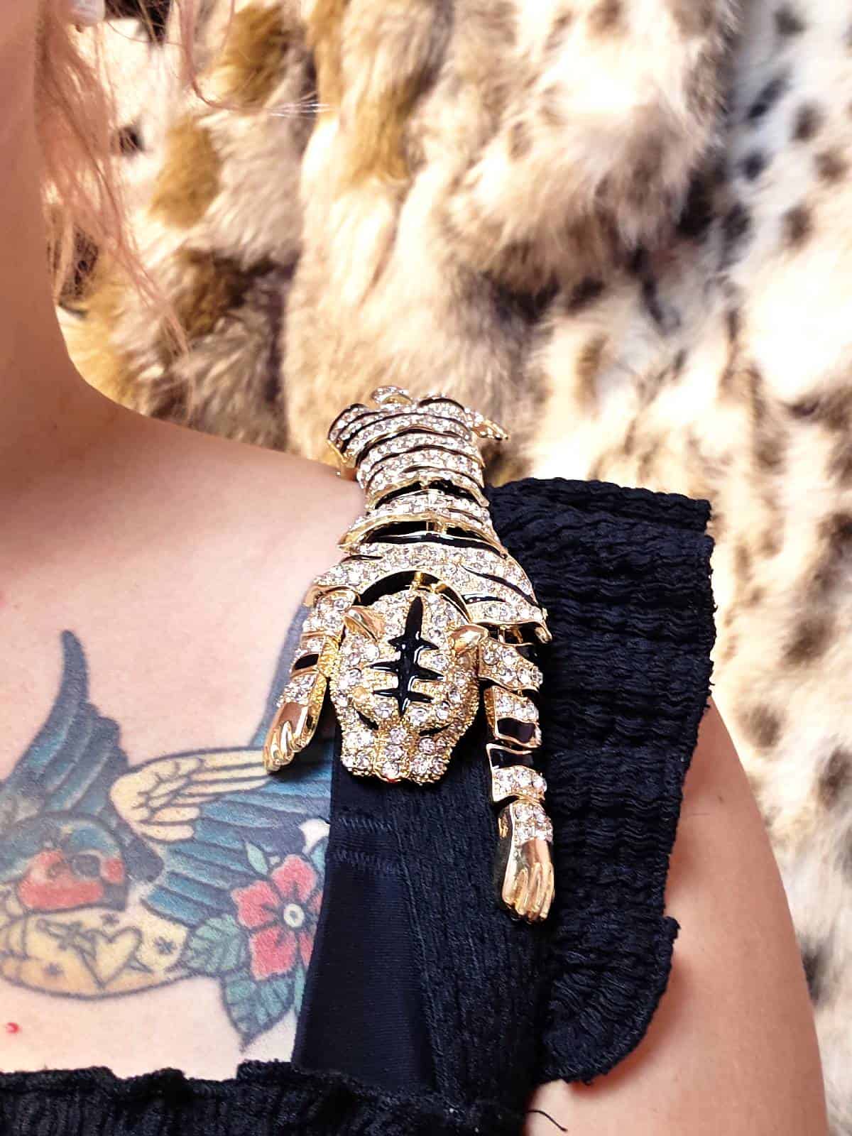 Tiger skulderbroche guld - på skulder