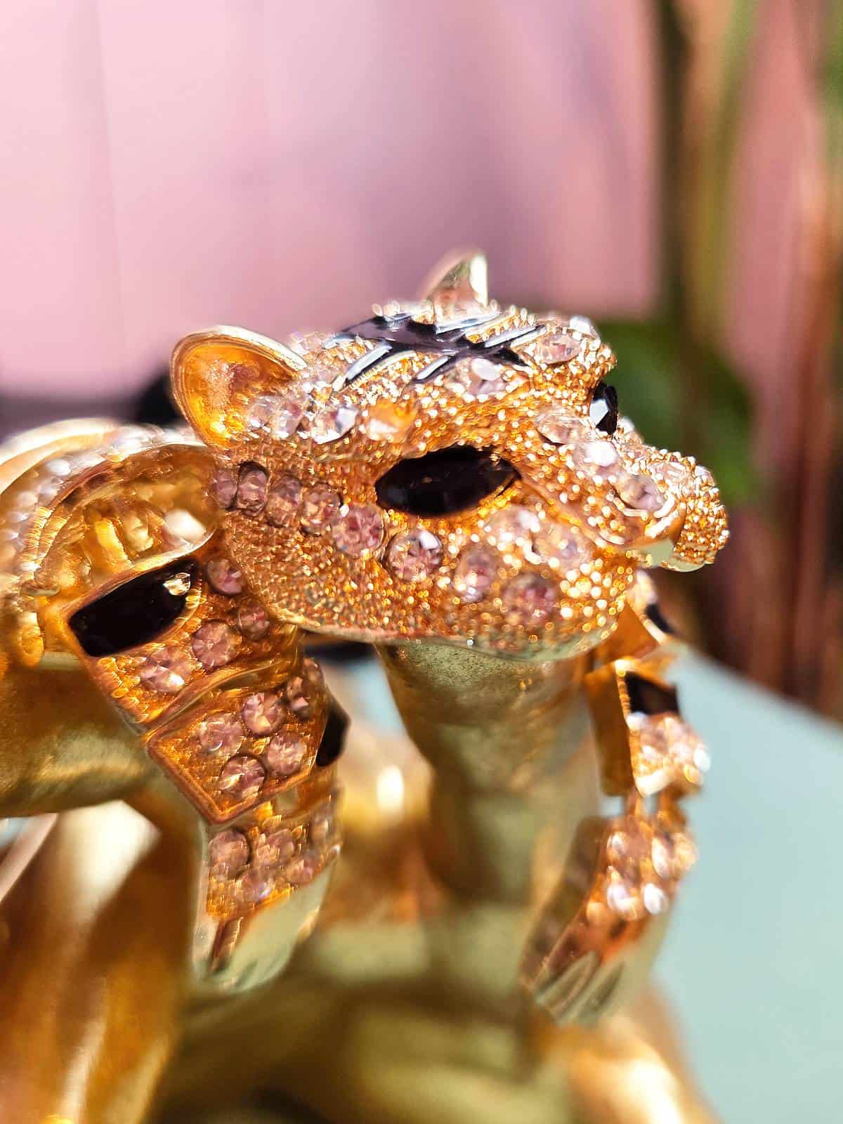 Tiger skulderbroche guld - sorte øjne