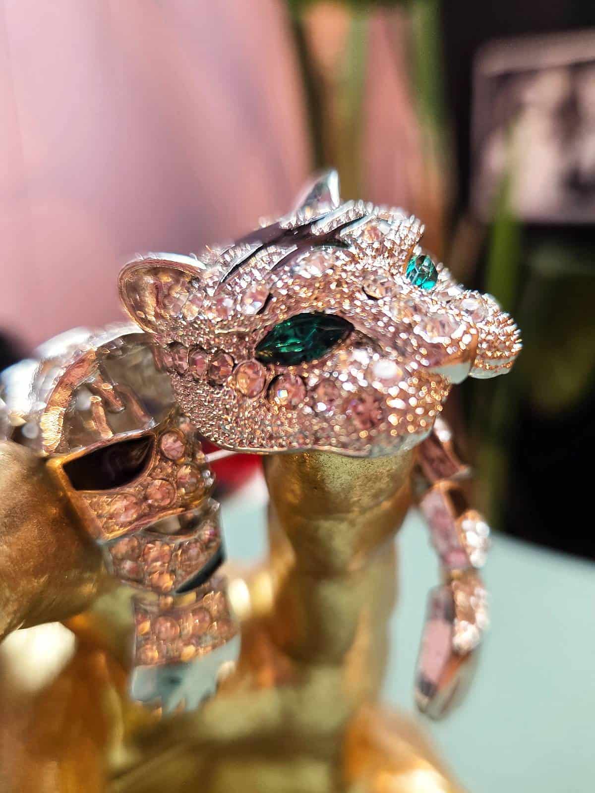 Tiger skulderbroche sølv - grønne øjne