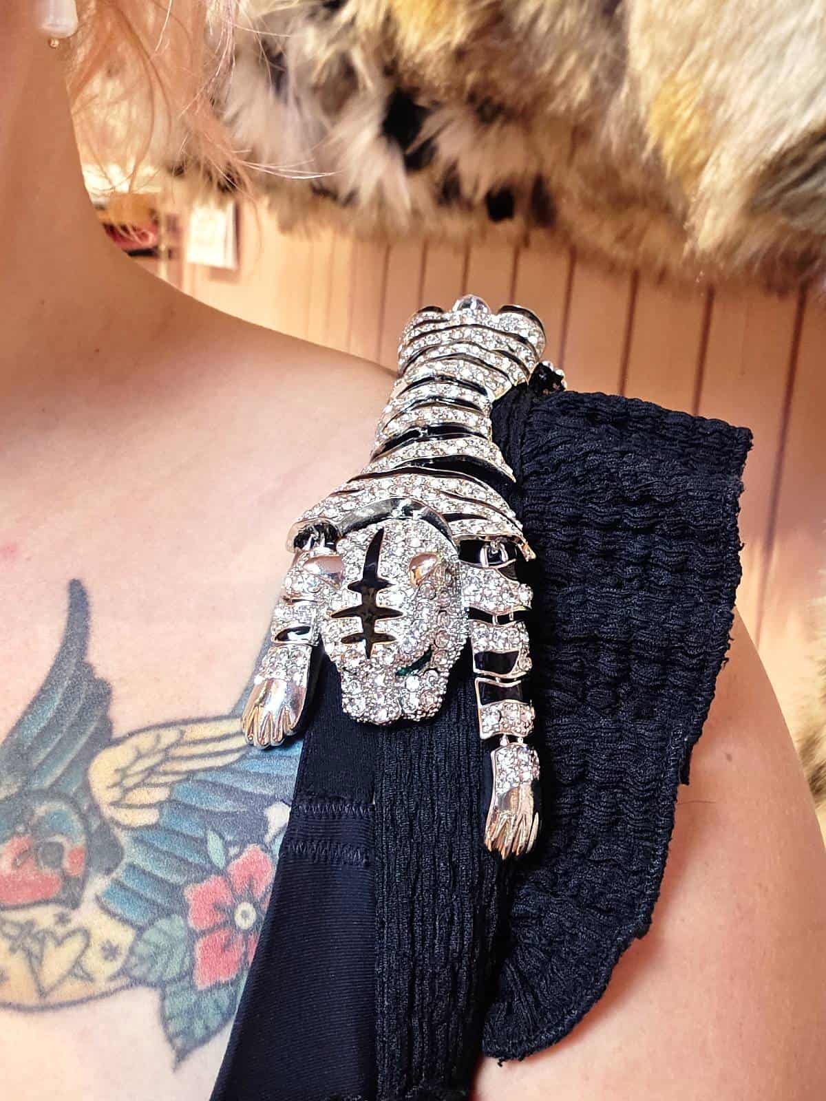 Tiger skulderbroche sølv - på skulder
