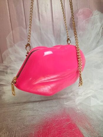 clutch pink lips hængende