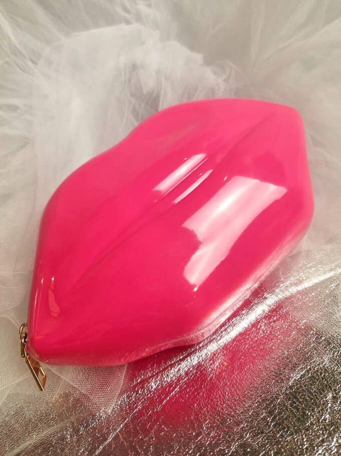 clutch pink lips liggende