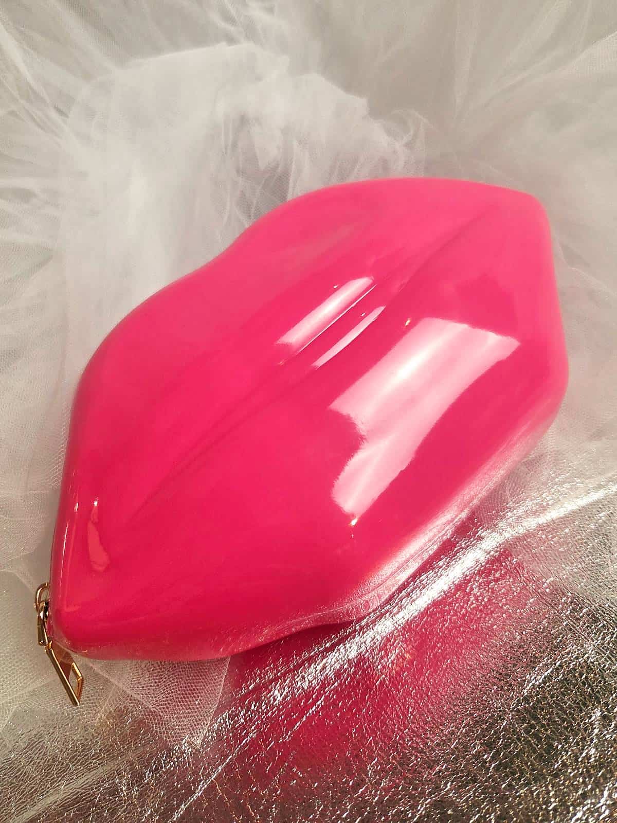 clutch pink lips liggende