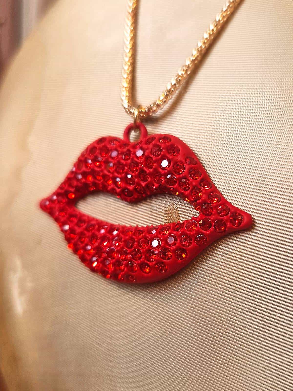 guldkæde red lips - detaljer
