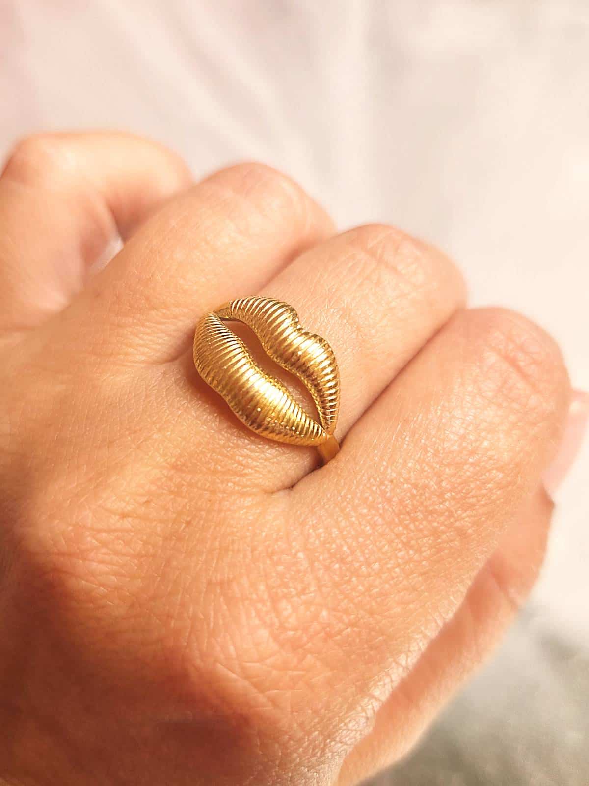 guldring lips -på finger