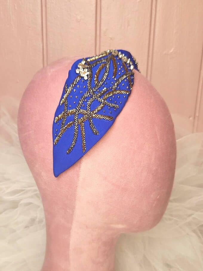 hårbøjle håndlavet blå med kobberperler - fra siden
