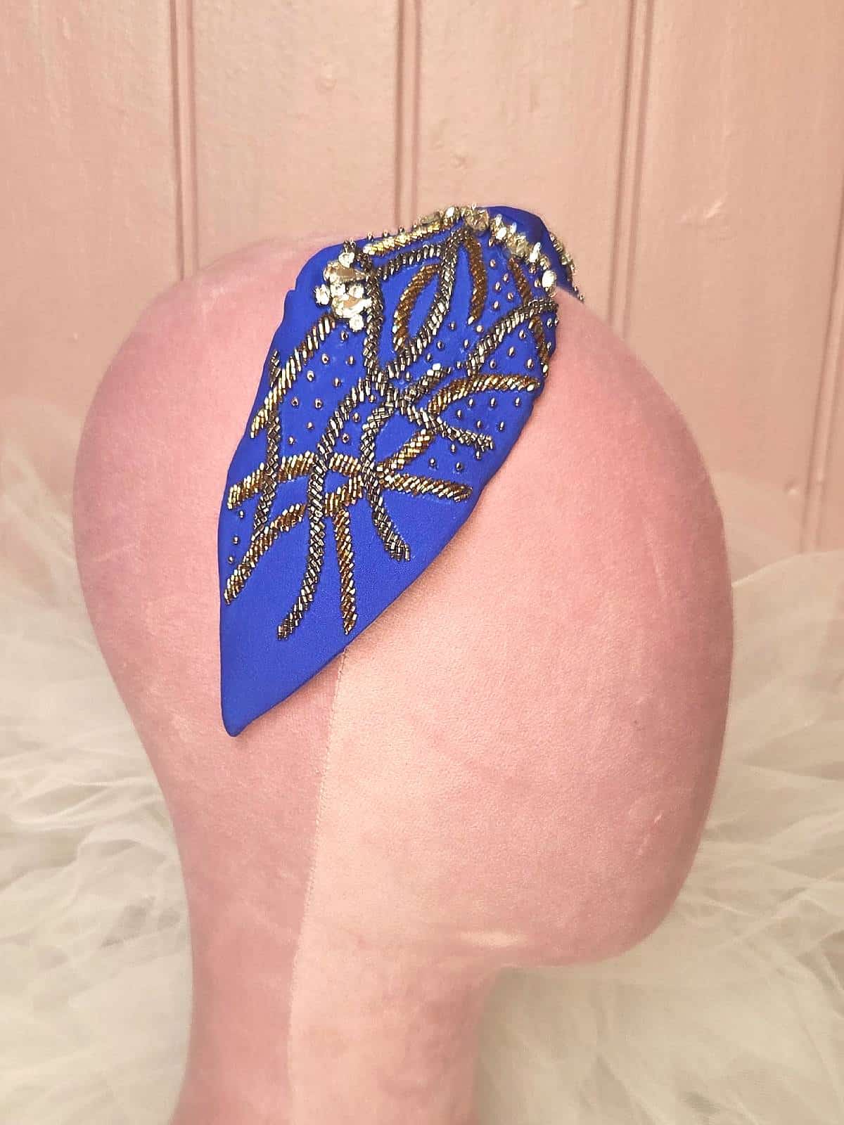 hårbøjle håndlavet blå med kobberperler - fra siden