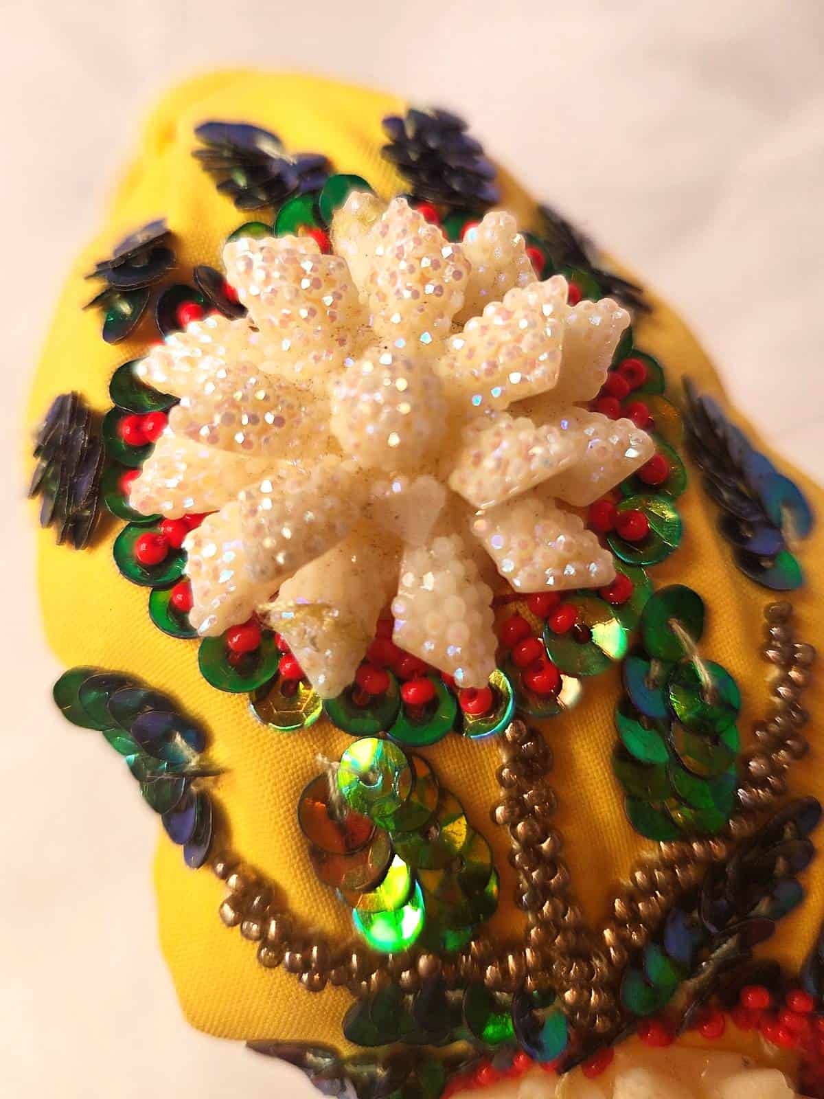 hårbøjle håndlavet gul med perleblomster - detaljer