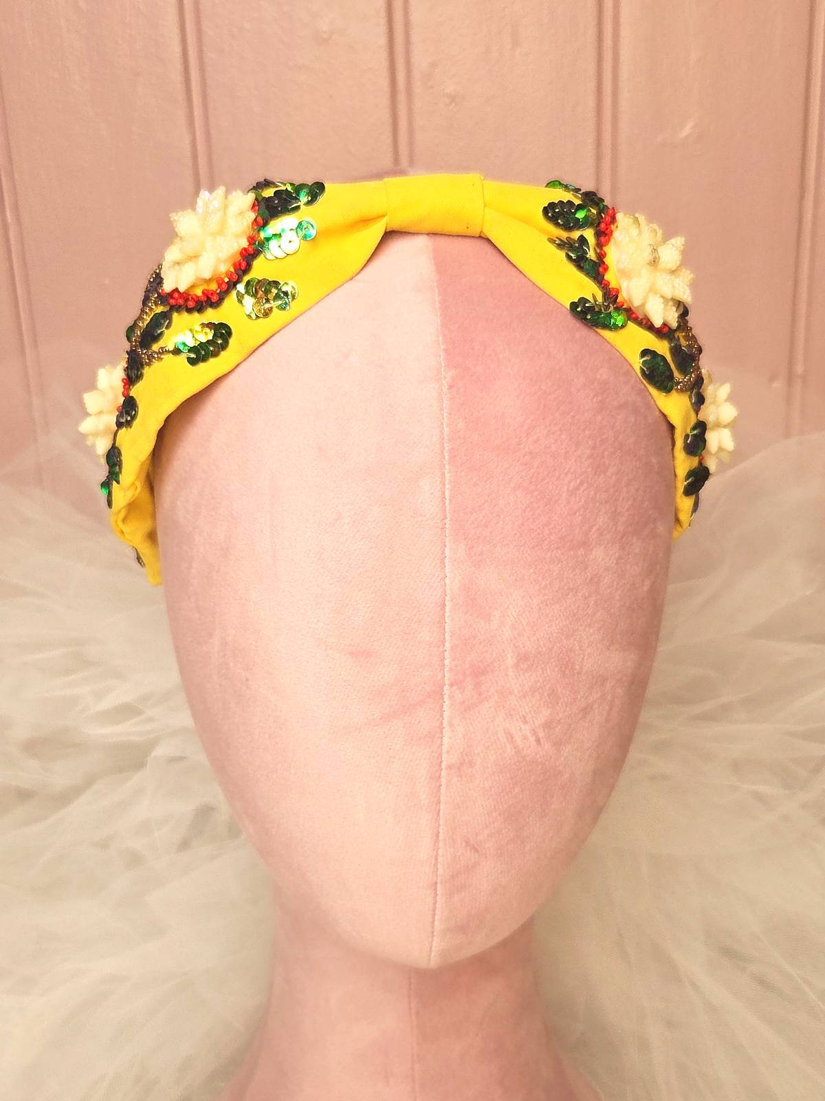 hårbøjle håndlavet gul med perleblomster - forfra