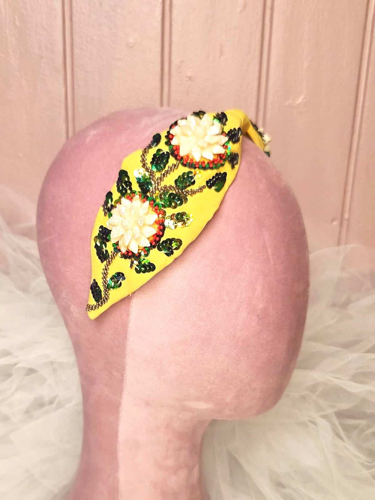 hårbøjle håndlavet gul med perleblomster - fra siden
