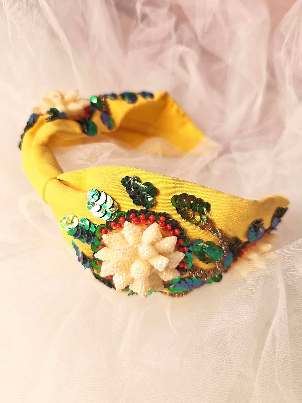 hårbøjle håndlavet gul med perleblomster - liggende