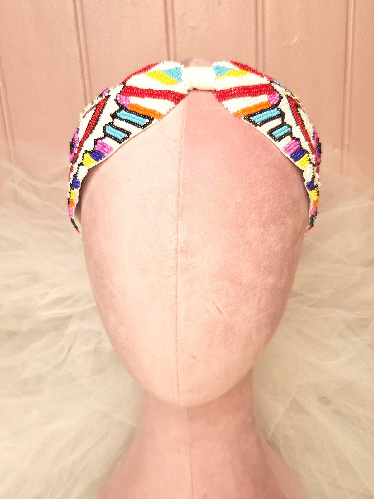 hårbøjle håndlavet hvid med perler og øje - forfra