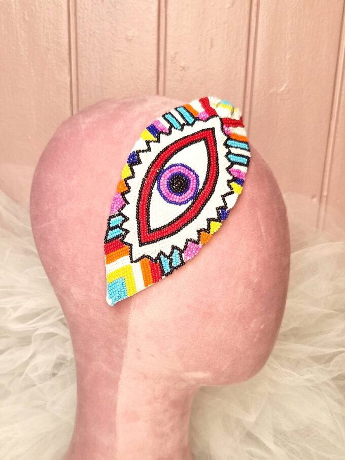 hårbøjle håndlavet hvid med perler og øje - fra siden