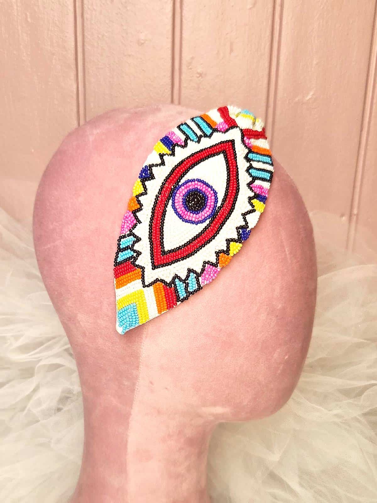 hårbøjle håndlavet hvid med perler og øje - fra siden