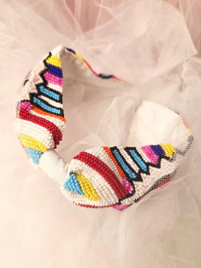 hårbøjle håndlavet hvid med perler og øje - liggende