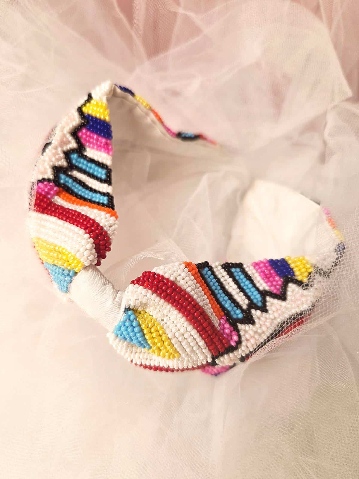 hårbøjle håndlavet hvid med perler og øje - liggende