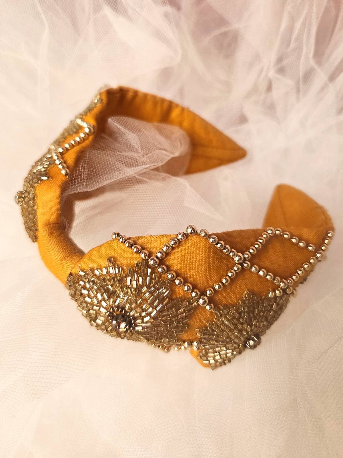 hårbøjle håndlavet karrygul med guldperler - liggende