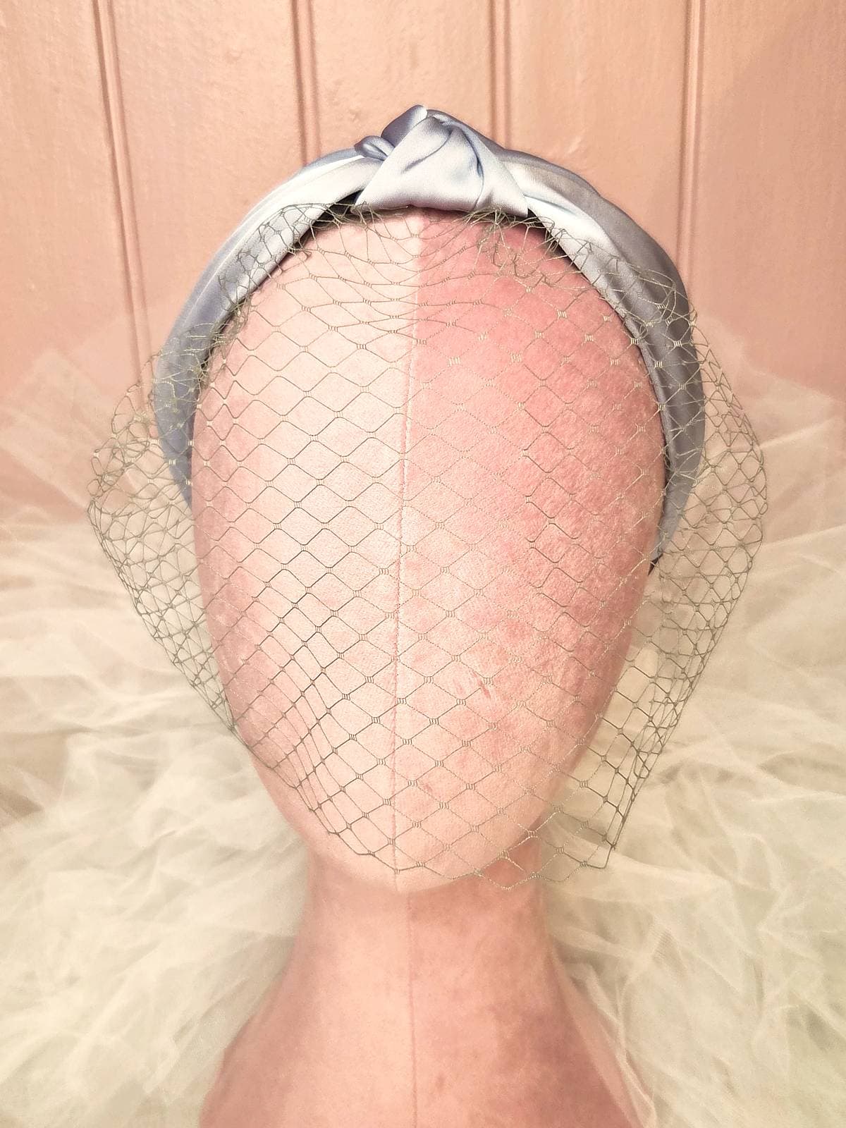 hårbøjle håndlavet lyseblå med net - forfra