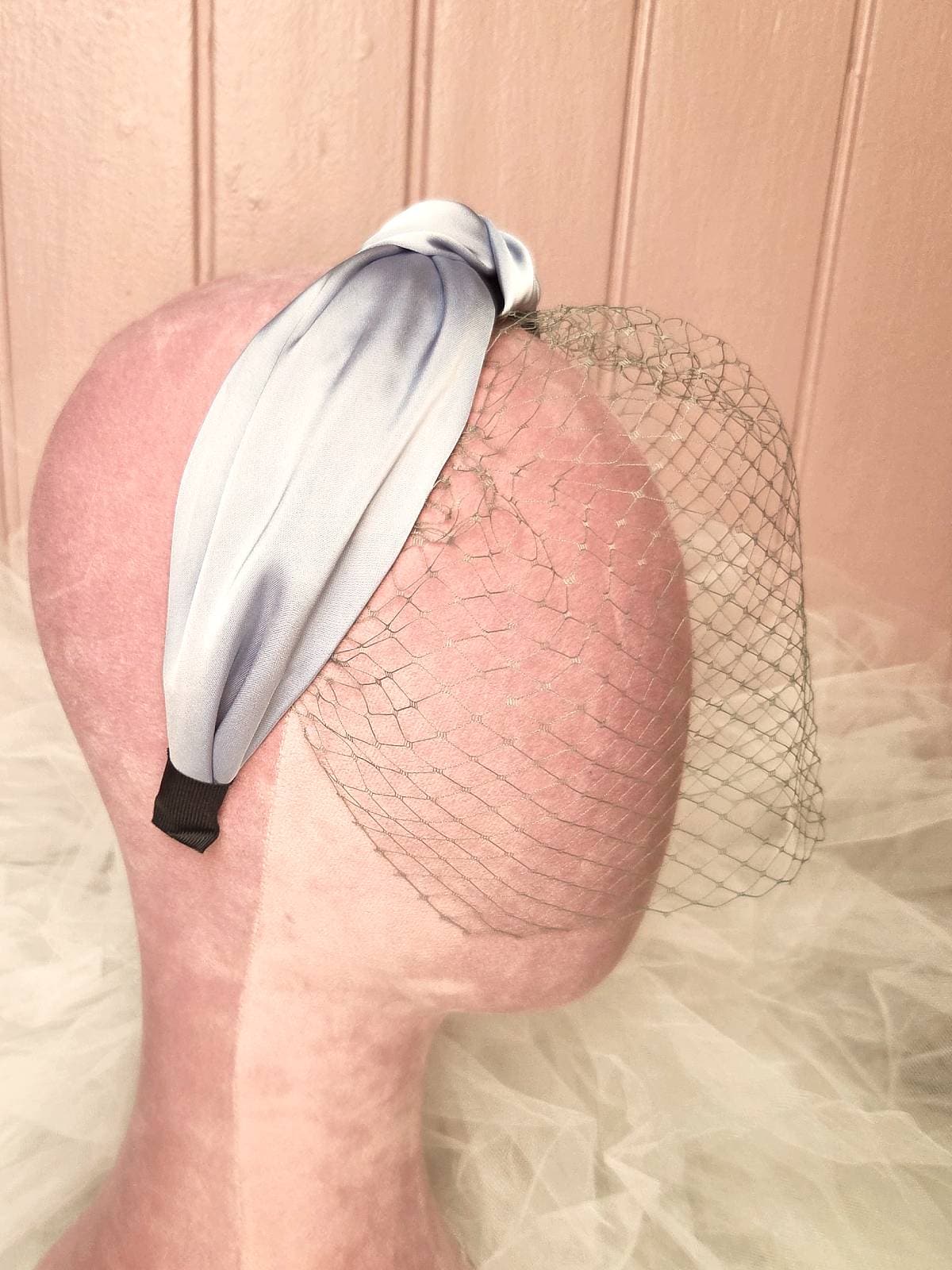 hårbøjle håndlavet lyseblå med net - fra siden