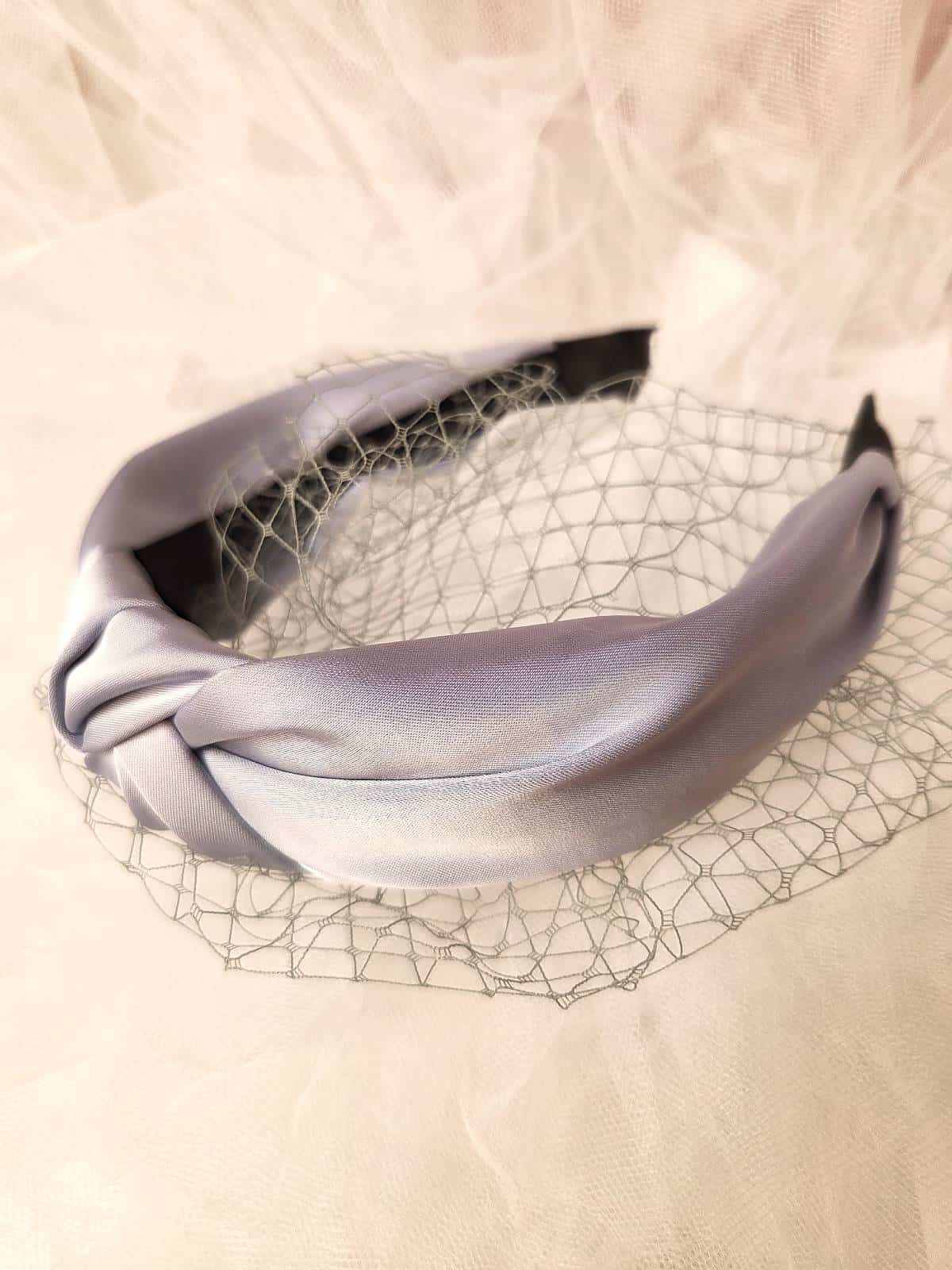 hårbøjle håndlavet lyseblå med net - liggende