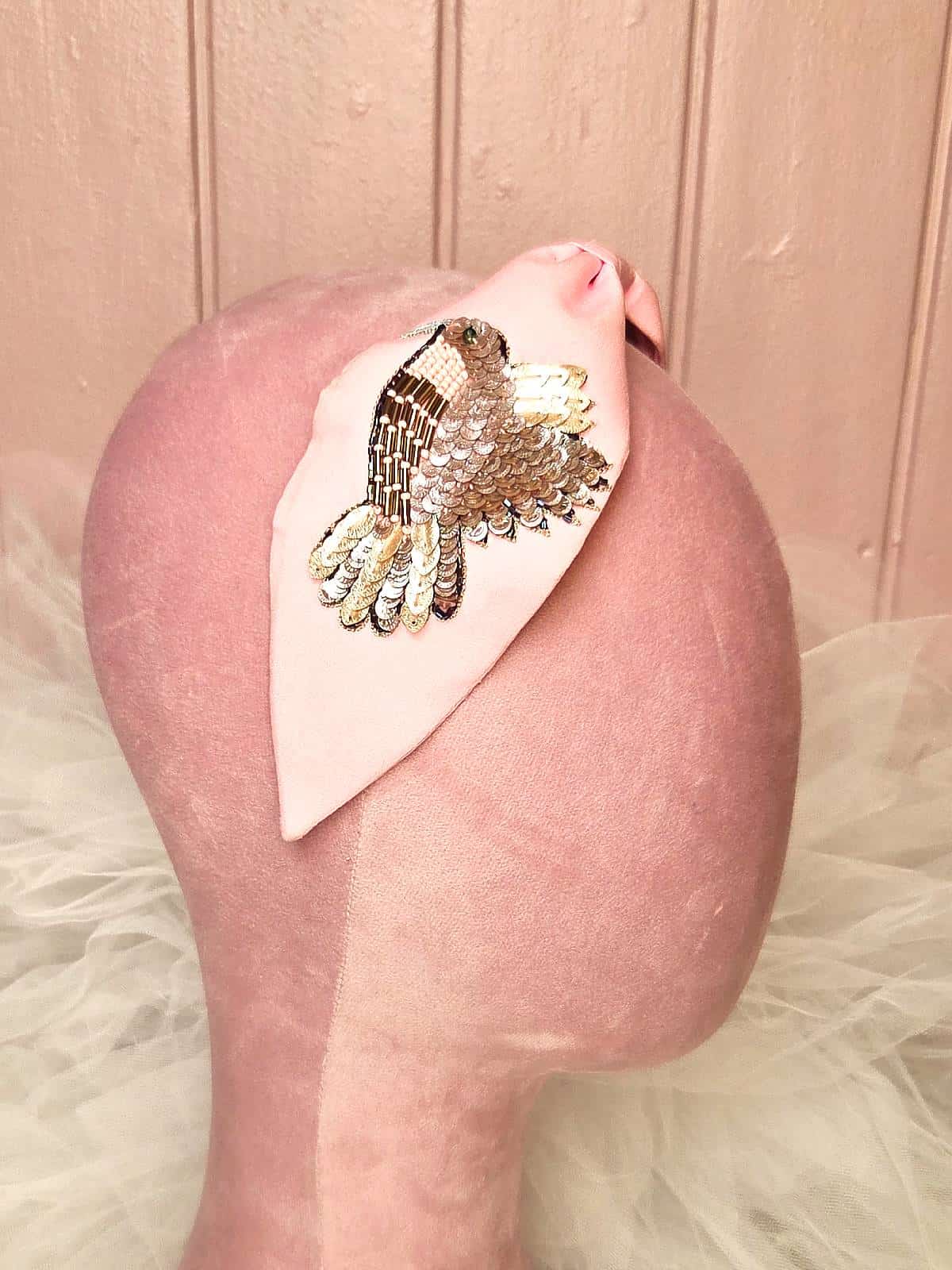 hårbøjle håndlavet lyserød med perlefugl - fra siden