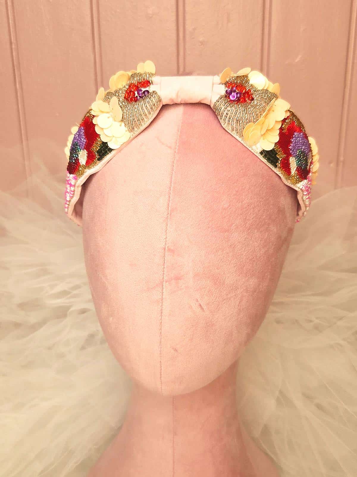 hårbøjle håndlavet lyserød med perler - forfra