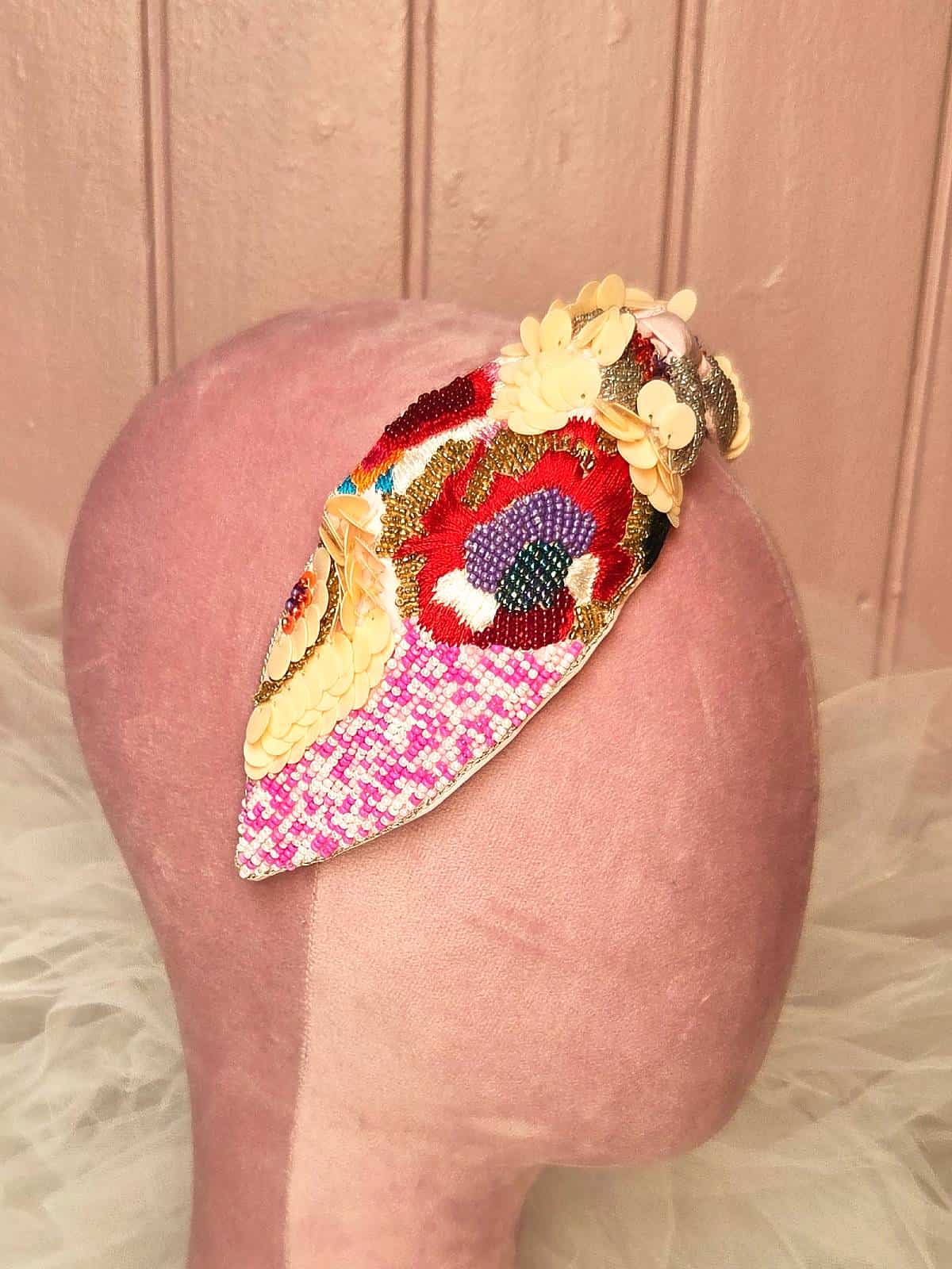 hårbøjle håndlavet lyserød med perler - fra siden