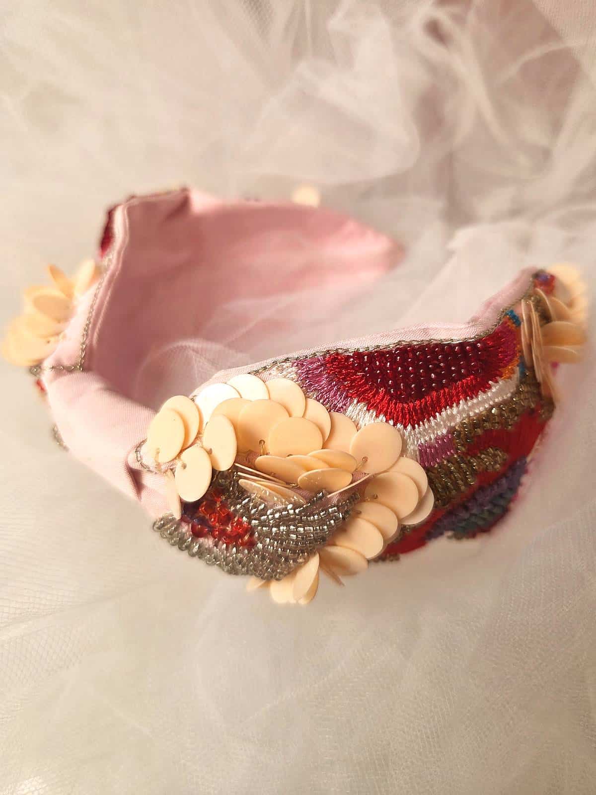 hårbøjle håndlavet lyserød med perler - liggende -