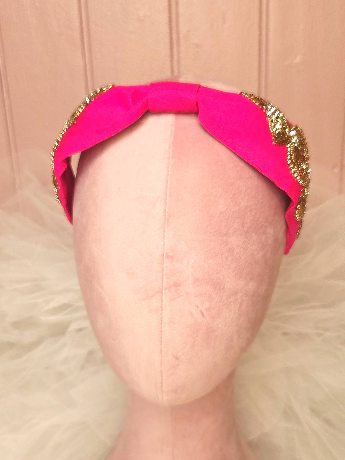 hårbøjle håndlavet pink med guldperler - forfra