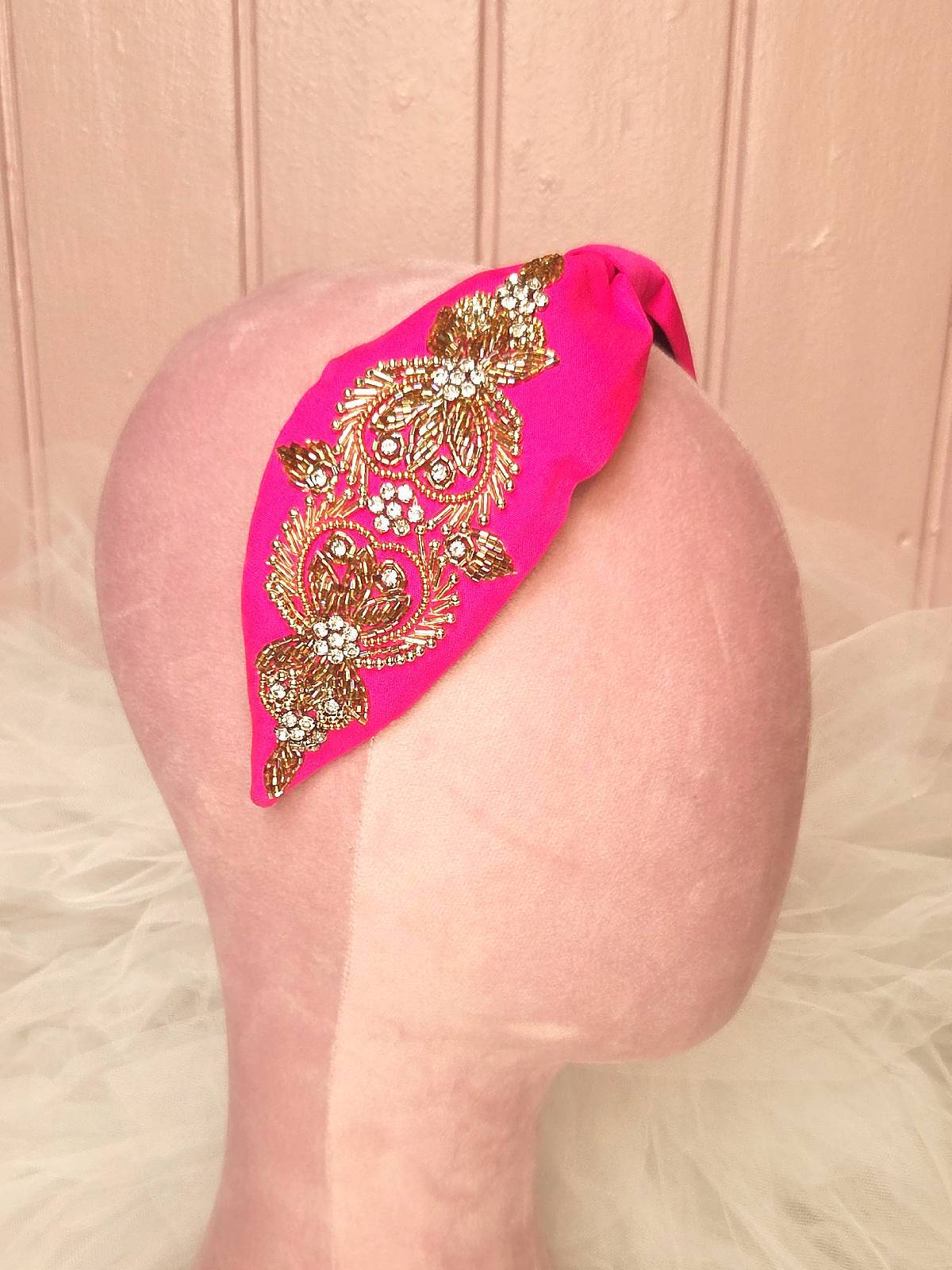 hårbøjle håndlavet pink med guldperler - fra siden