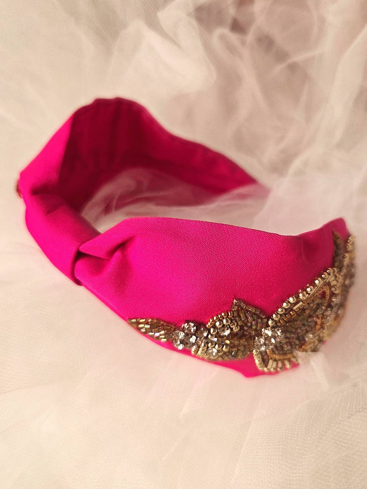 hårbøjle håndlavet pink med guldperler -liggende