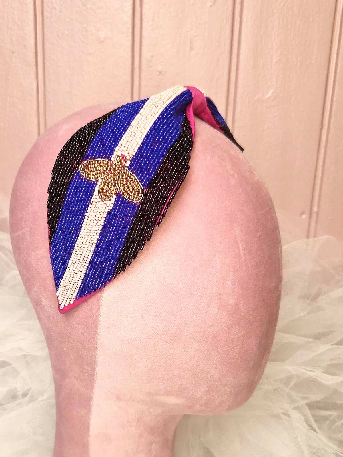 hårbøjle håndlavet pink med perler og bi - fra siden