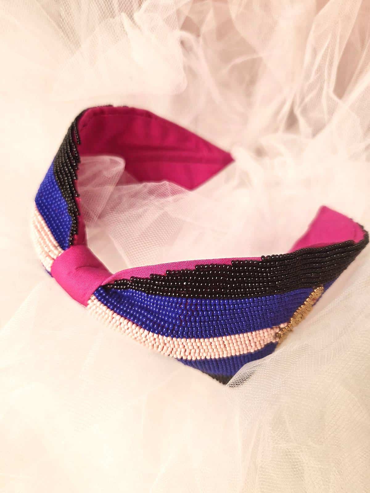 hårbøjle håndlavet pink med perler og bi - liggende