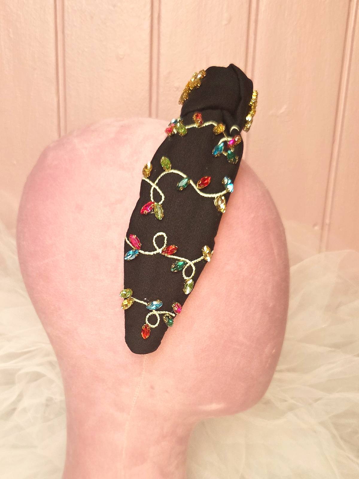 hårbøjle håndlavet sort med lyskæde - fra siden