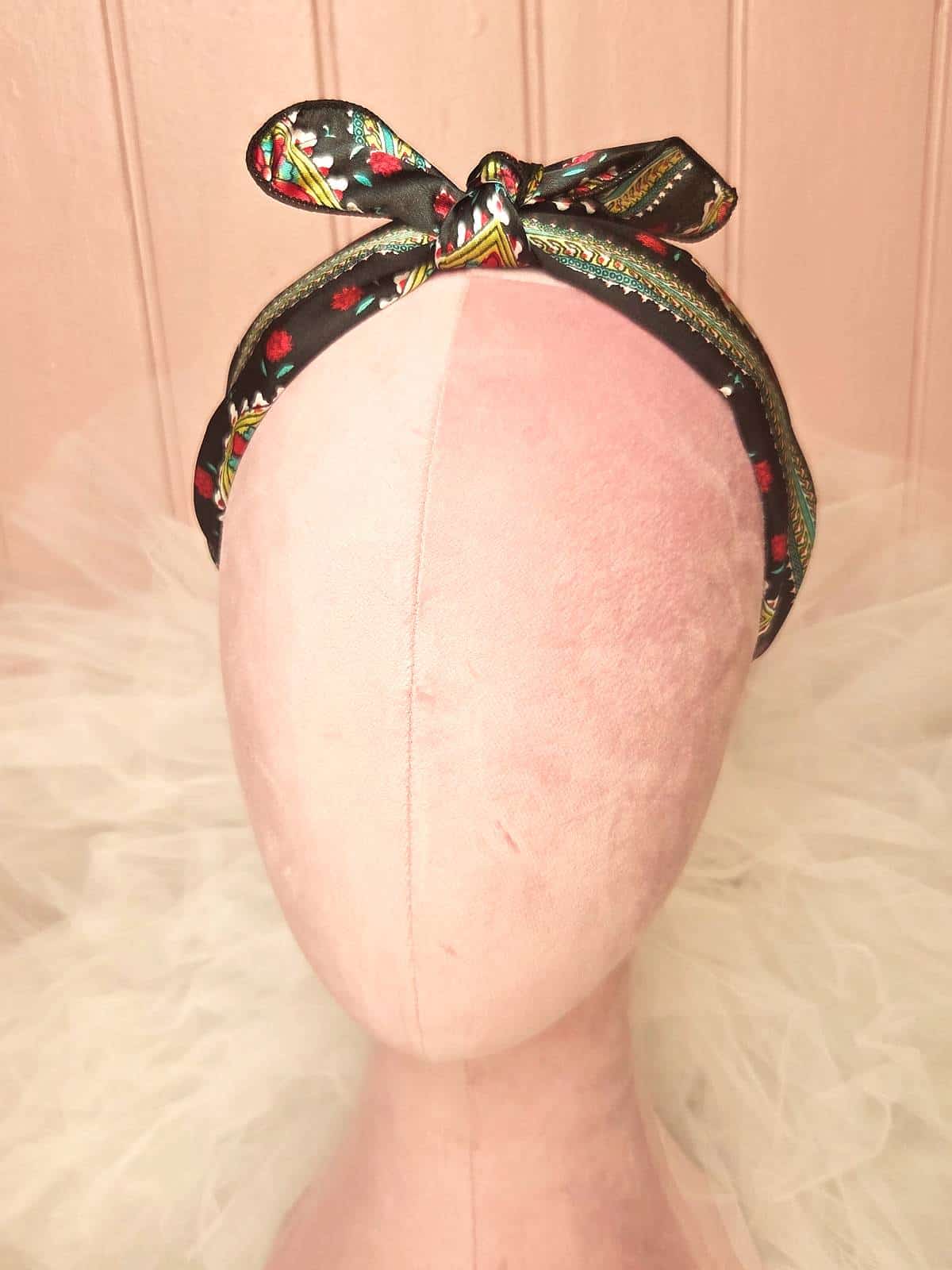 hårbøjle håndlavet sort med mønster - forfra