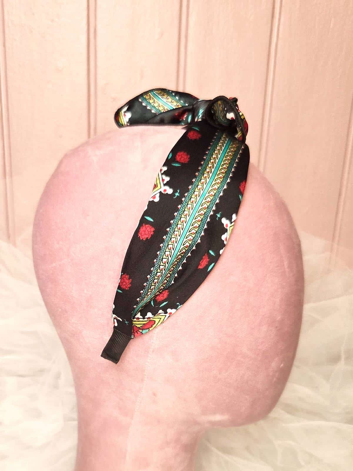 hårbøjle håndlavet sort med mønster - fra siden