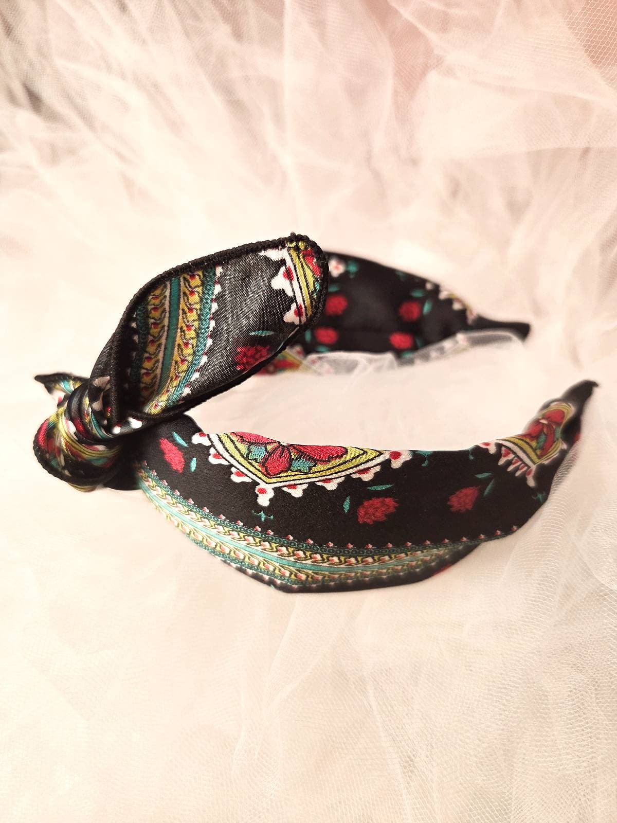 hårbøjle håndlavet sort med mønster - liggende