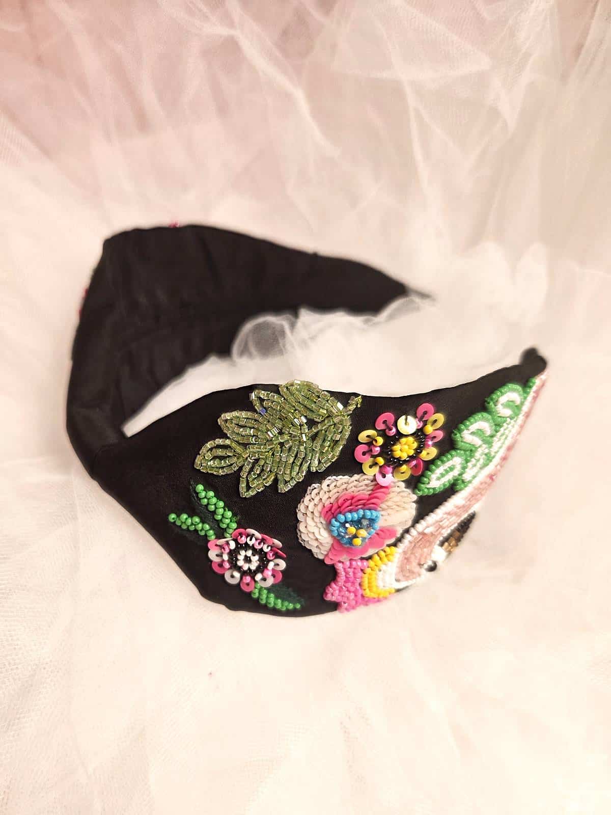 hårbøjle håndlavet sort med perlefugl - liggende