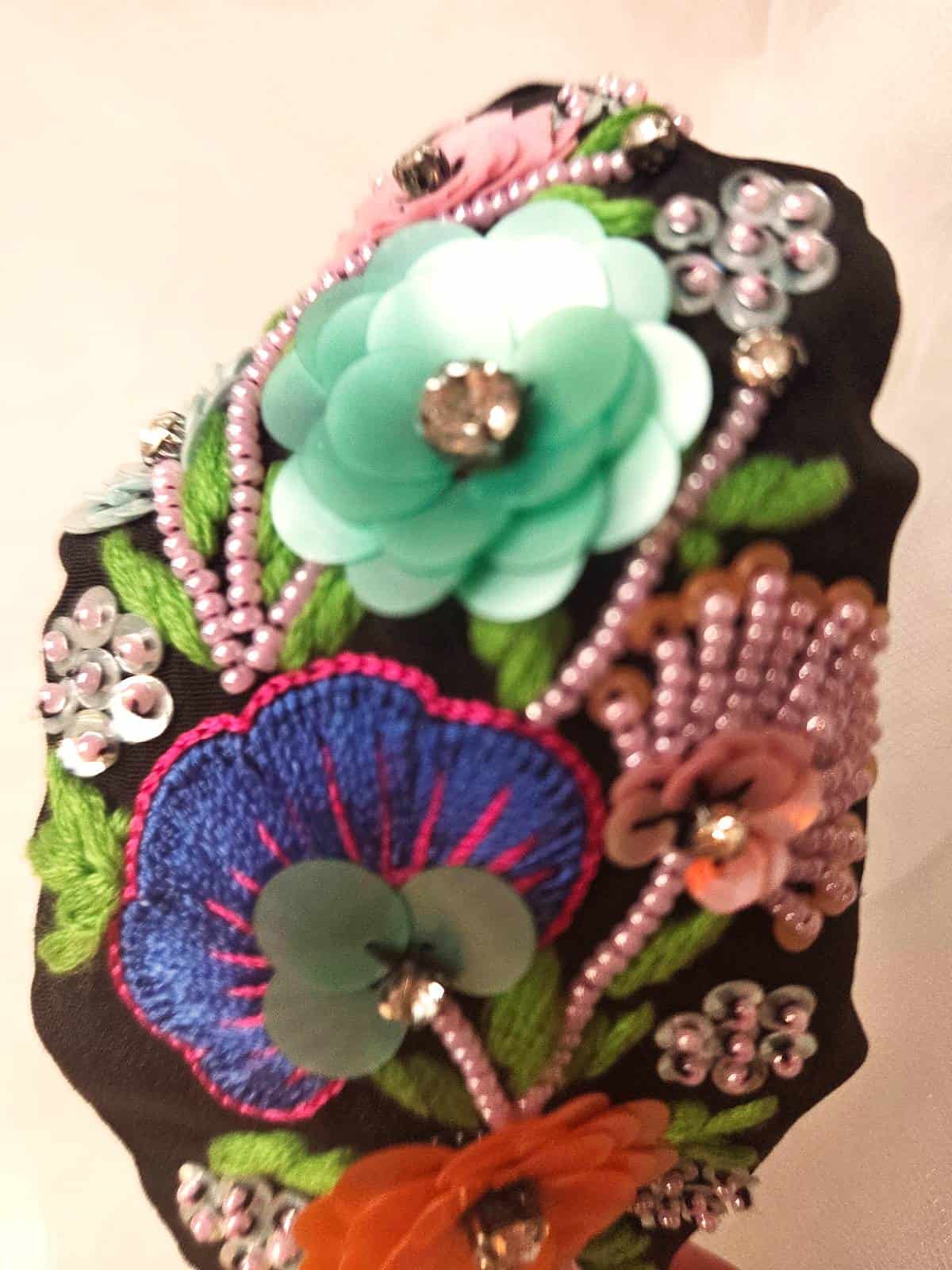 hårbøjle håndlavet sort med perlerblomster - detaljer