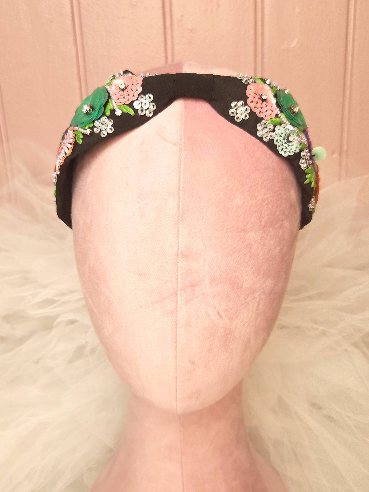 hårbøjle håndlavet sort med perlerblomster - forfra