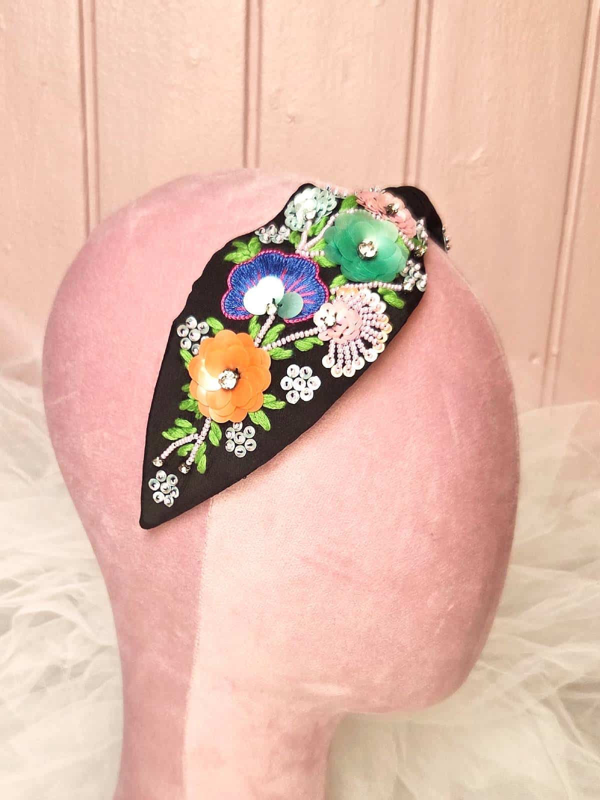 hårbøjle håndlavet sort med perlerblomster - fra siden