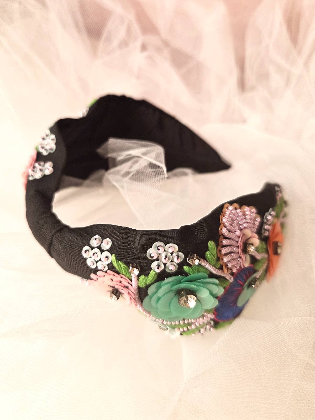 hårbøjle håndlavet sort med perlerblomster - liggende