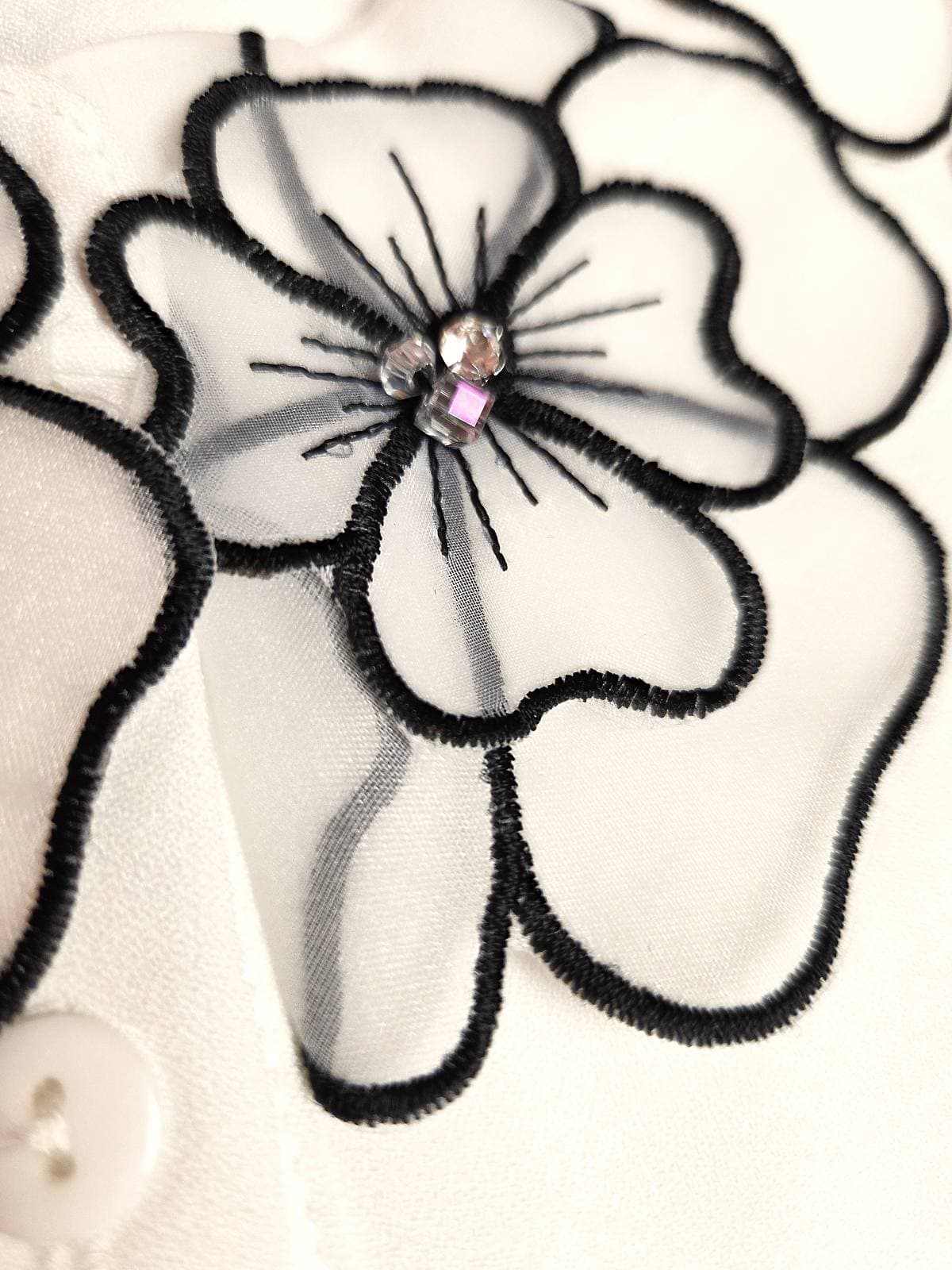 hvid krave med store blondeblomster- detaljer 2