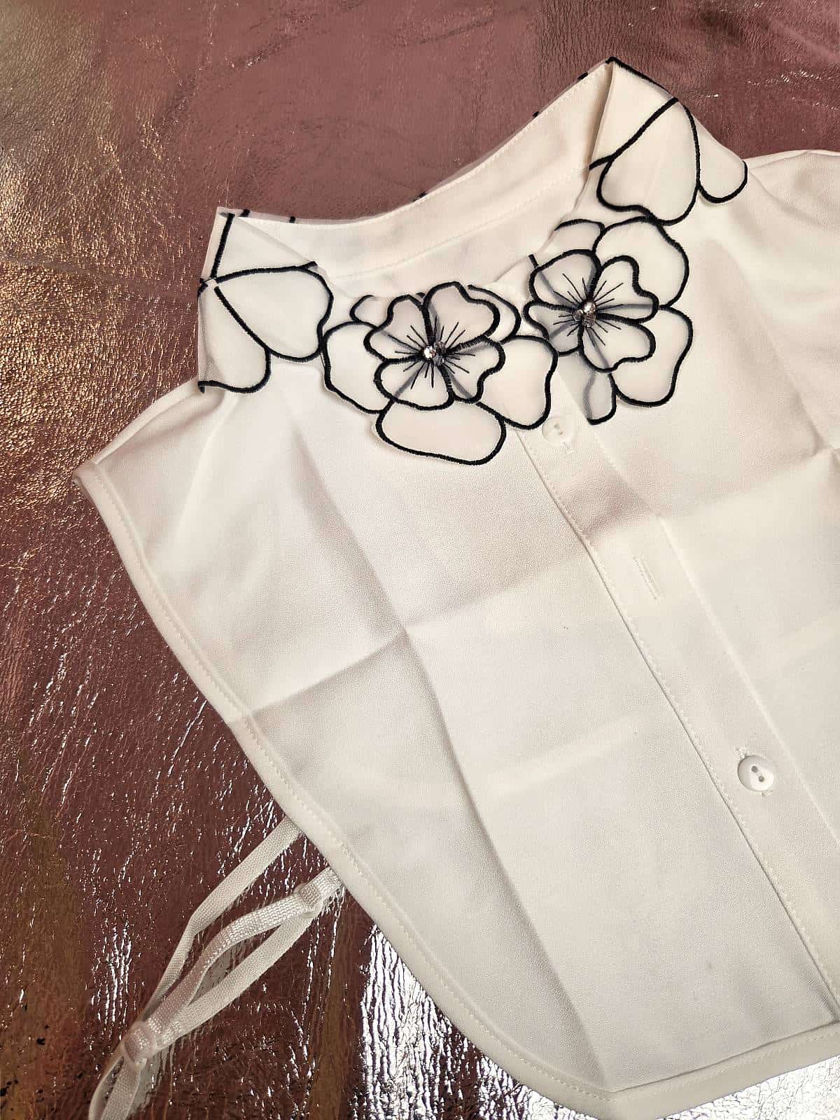 hvid krave med store blondeblomster- detaljer