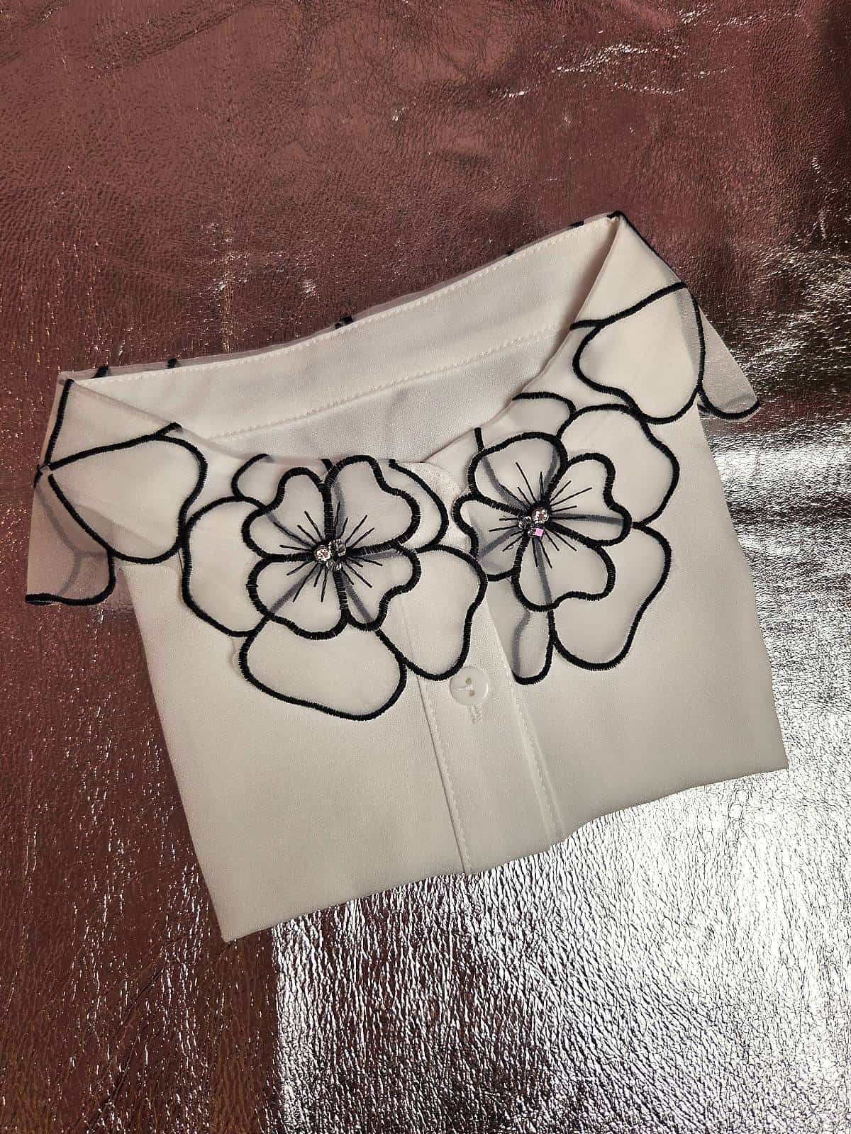 hvid krave med store blondeblomster