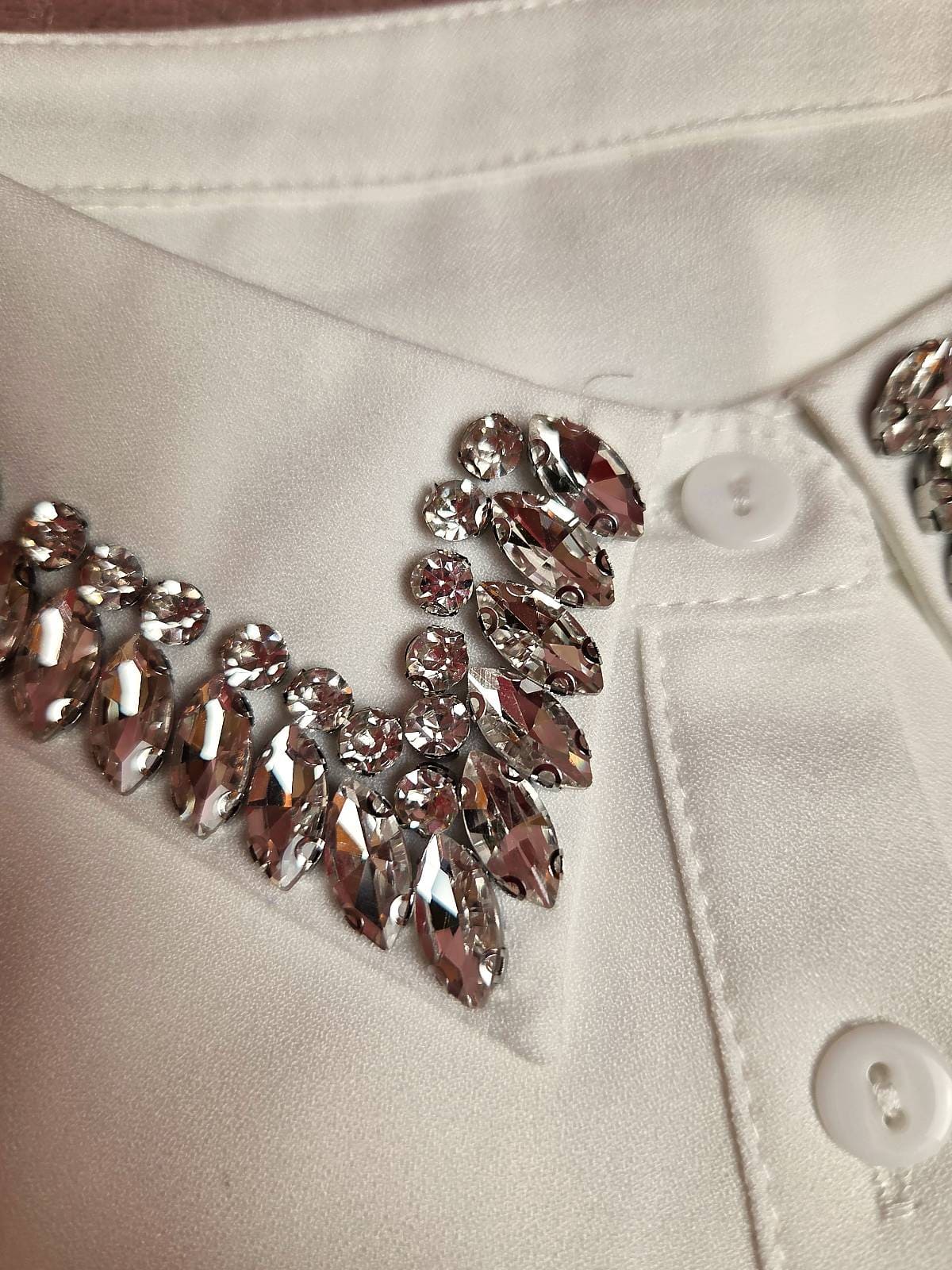 hvid krave med store similisten - detaljer 2