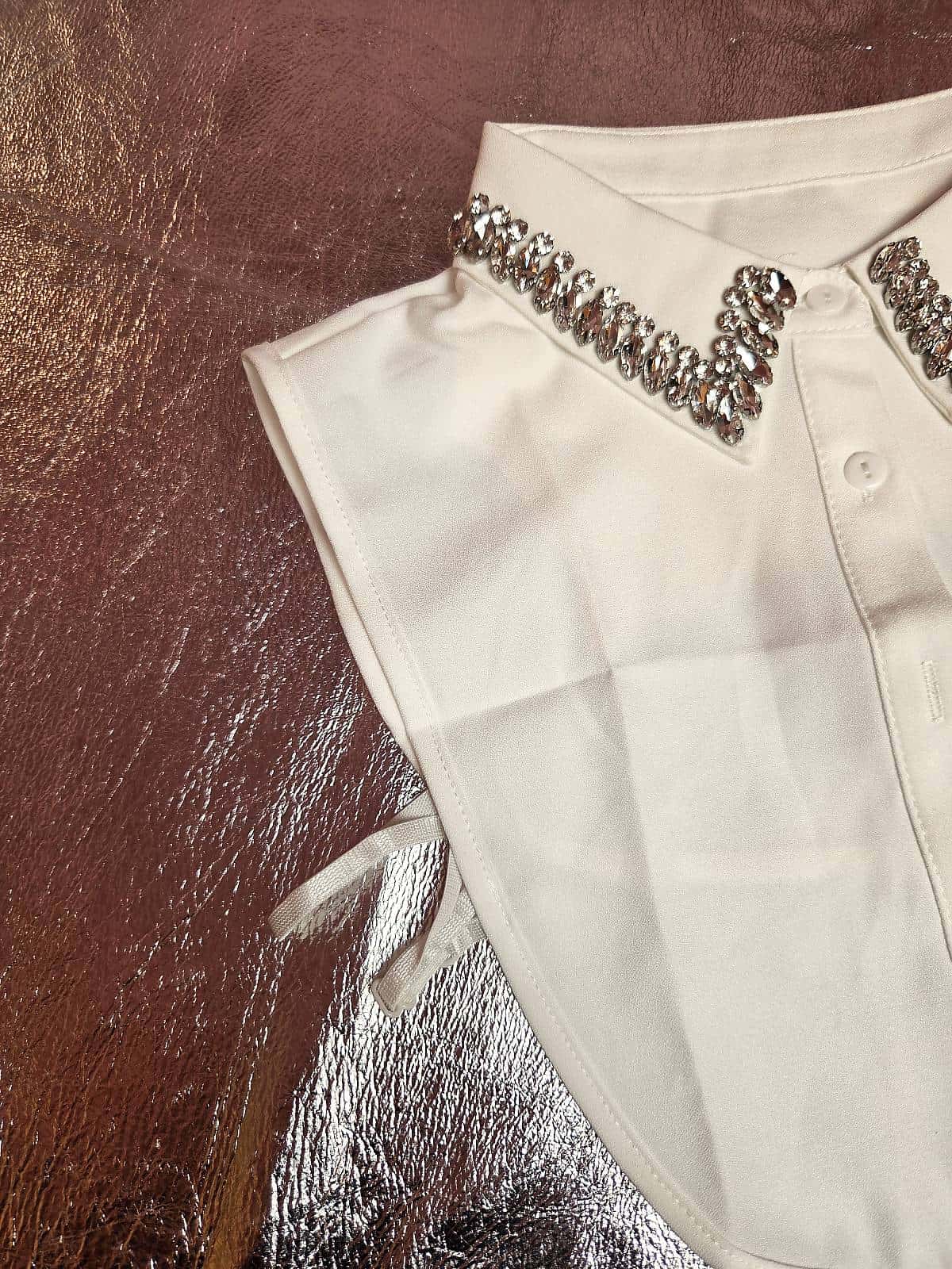 hvid krave med store similisten - detaljer