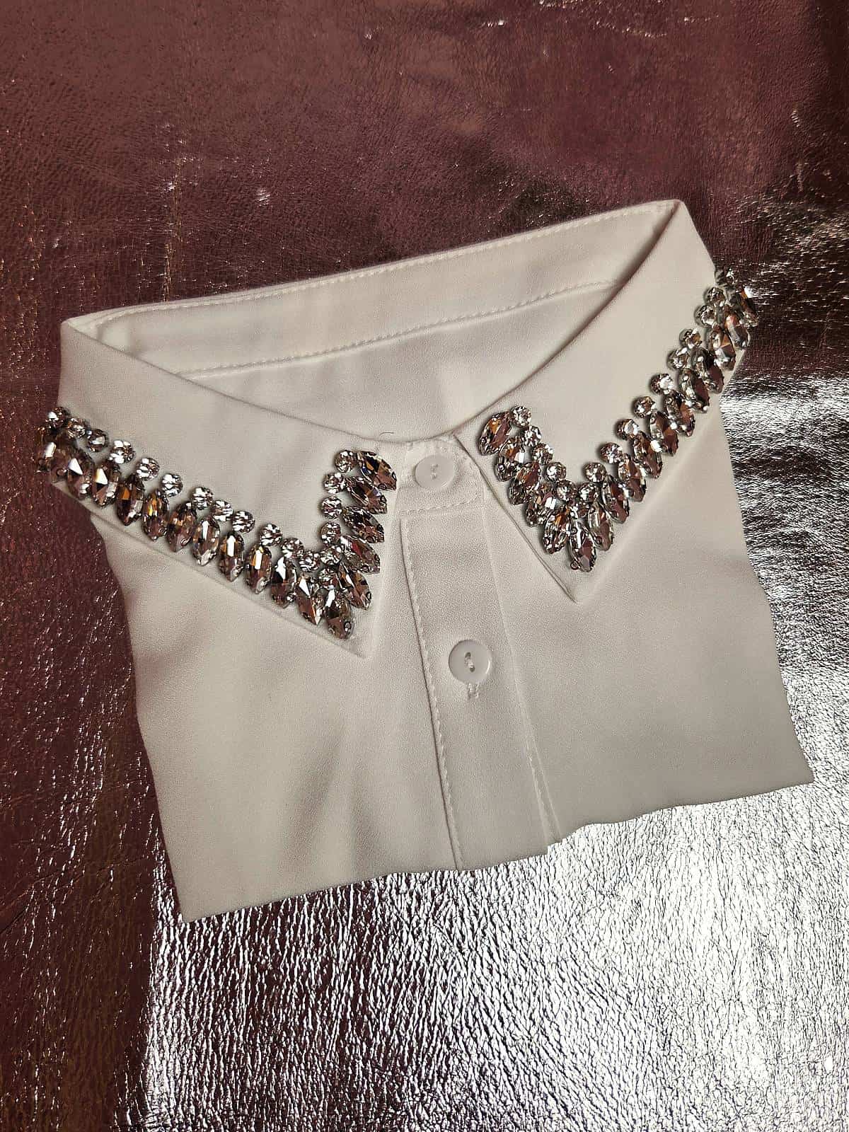 hvid krave med store similisten