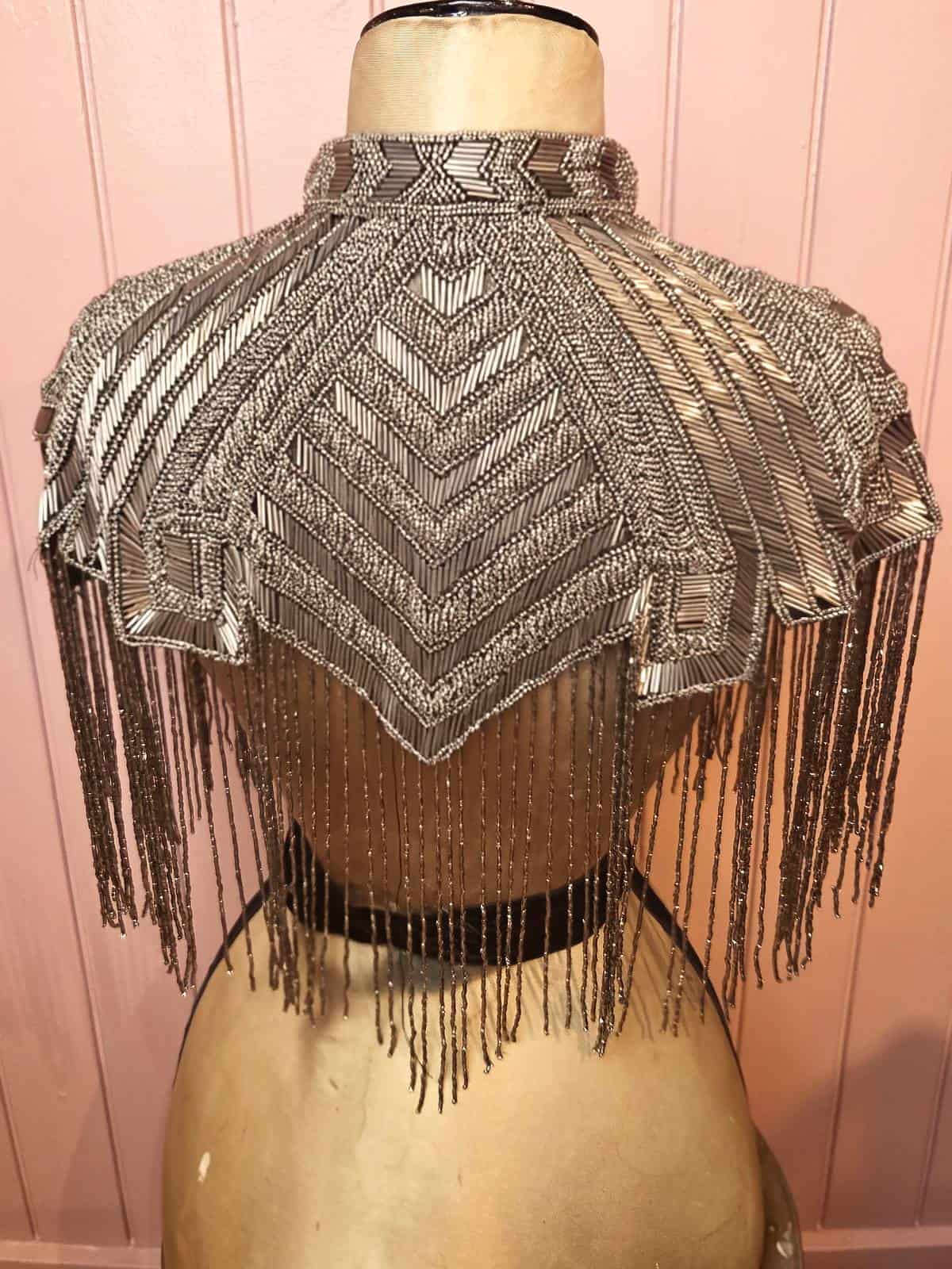 perlekappe guldfarvet kort - bagfra